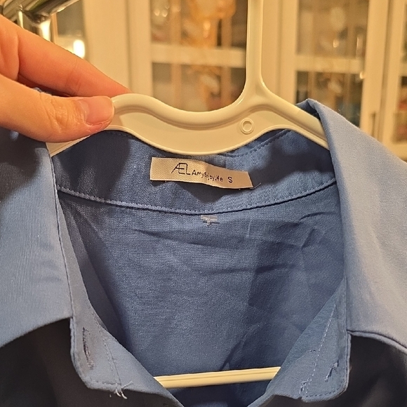 Cropped Button Blouse - Picture 2 of 3